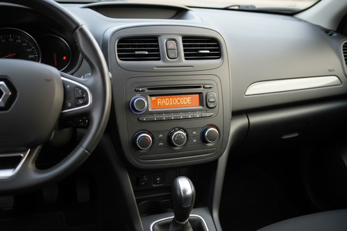 eingebaut in einem Auto mit renault schriftzug